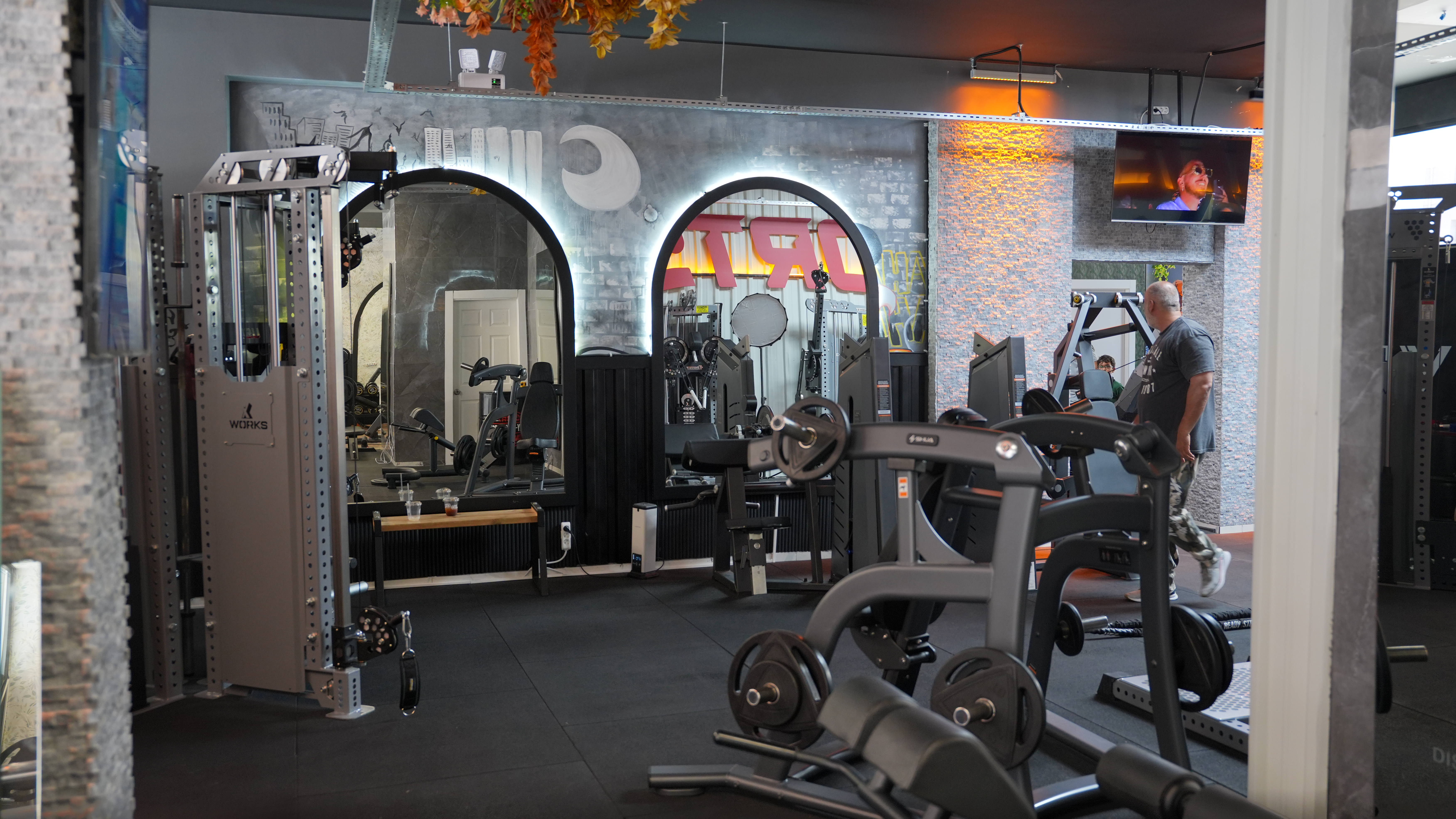 Bayraklı fitness club premium antrenman atmosferi